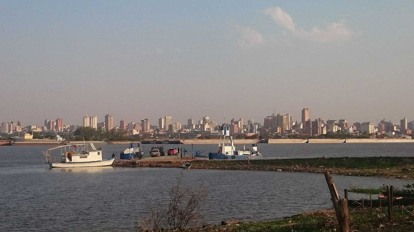 Skyline de Asunción desde el río Paraguay