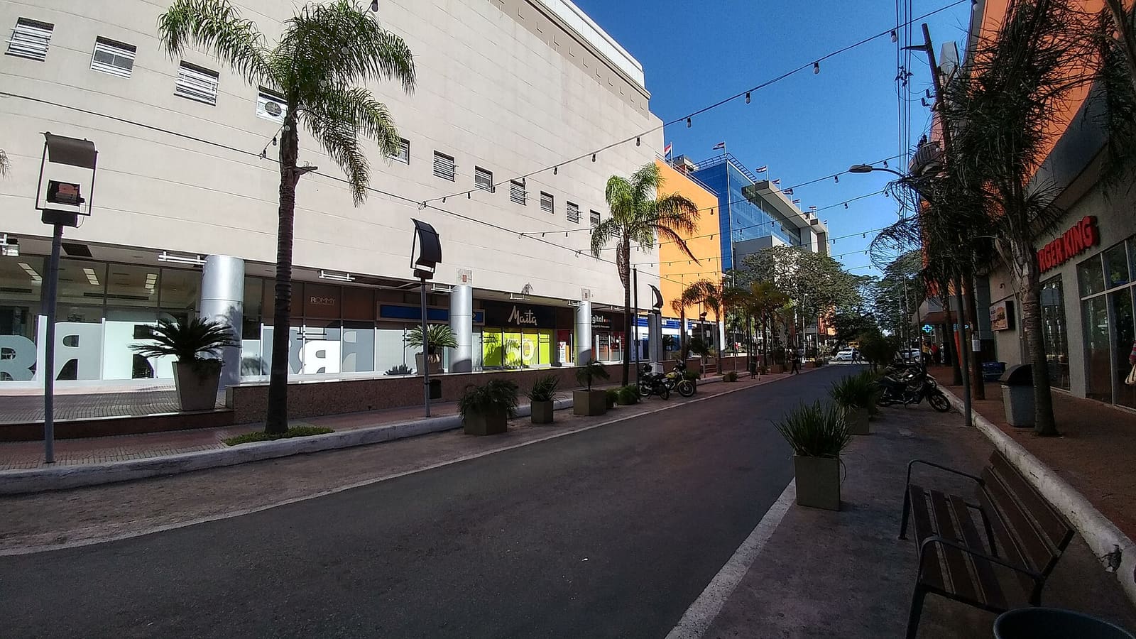 Calle comercial en Villa Morra, Asunción